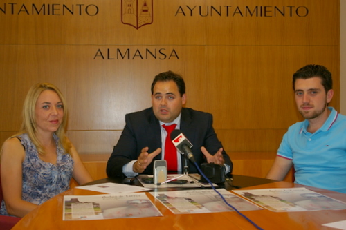 El Alcalde de Almansa, junto a los concejales de Cultura y Turismo, Antonia Millán y el Concejal de Juventud y Fiestas, Israel Rico